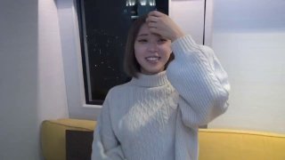 红唇妹子和炮友啪啪，舔奶扣逼毛毛浓密特写抽插后入猛操
